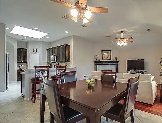 1216 Valley Oaks Dr — Photo 3