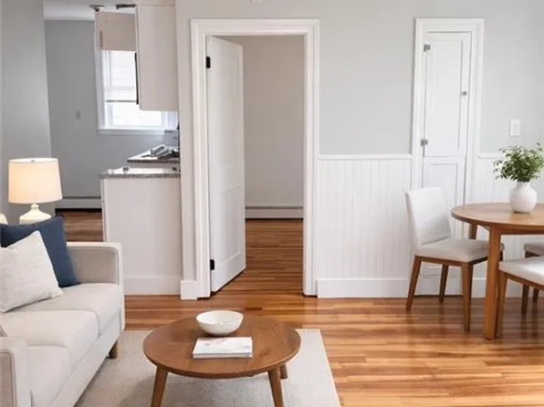 308 State St APT 2E, Bristol, RI 02809