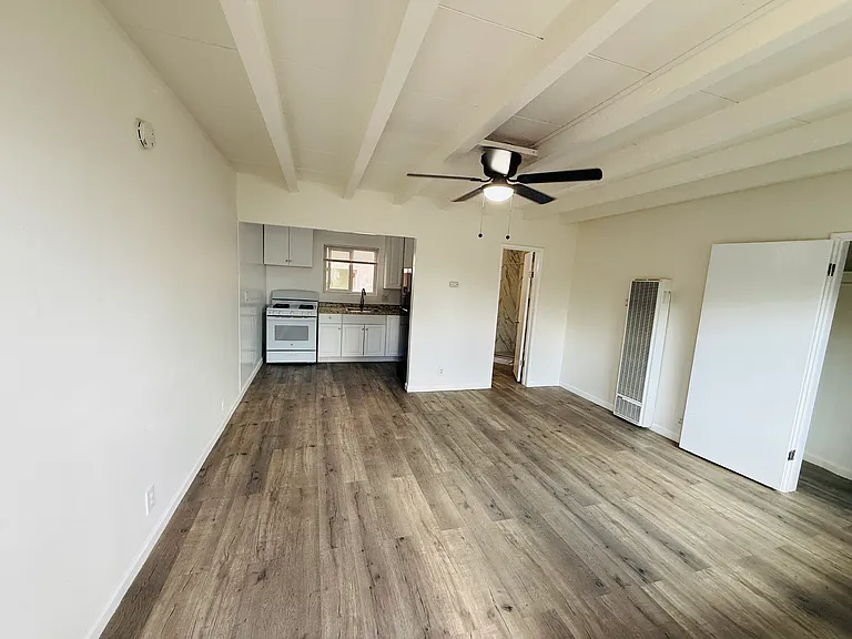728 E Walnut St #7 — Photo 13