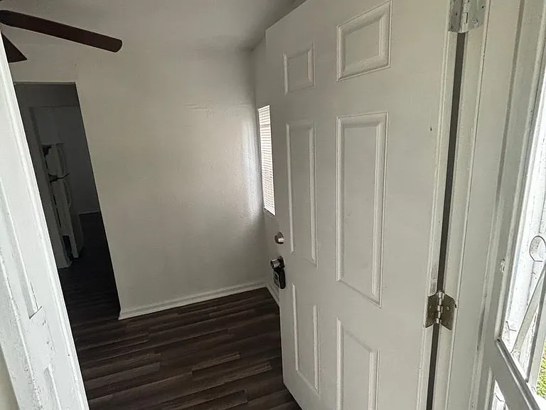 817 E Avenue A — Photo 2