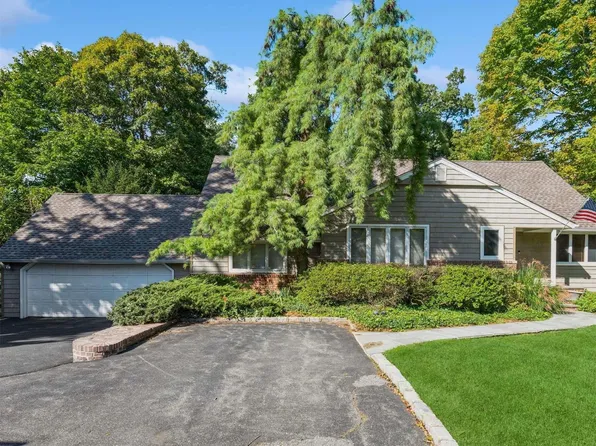 1 Livingston Place, Dix Hills, NY 11746