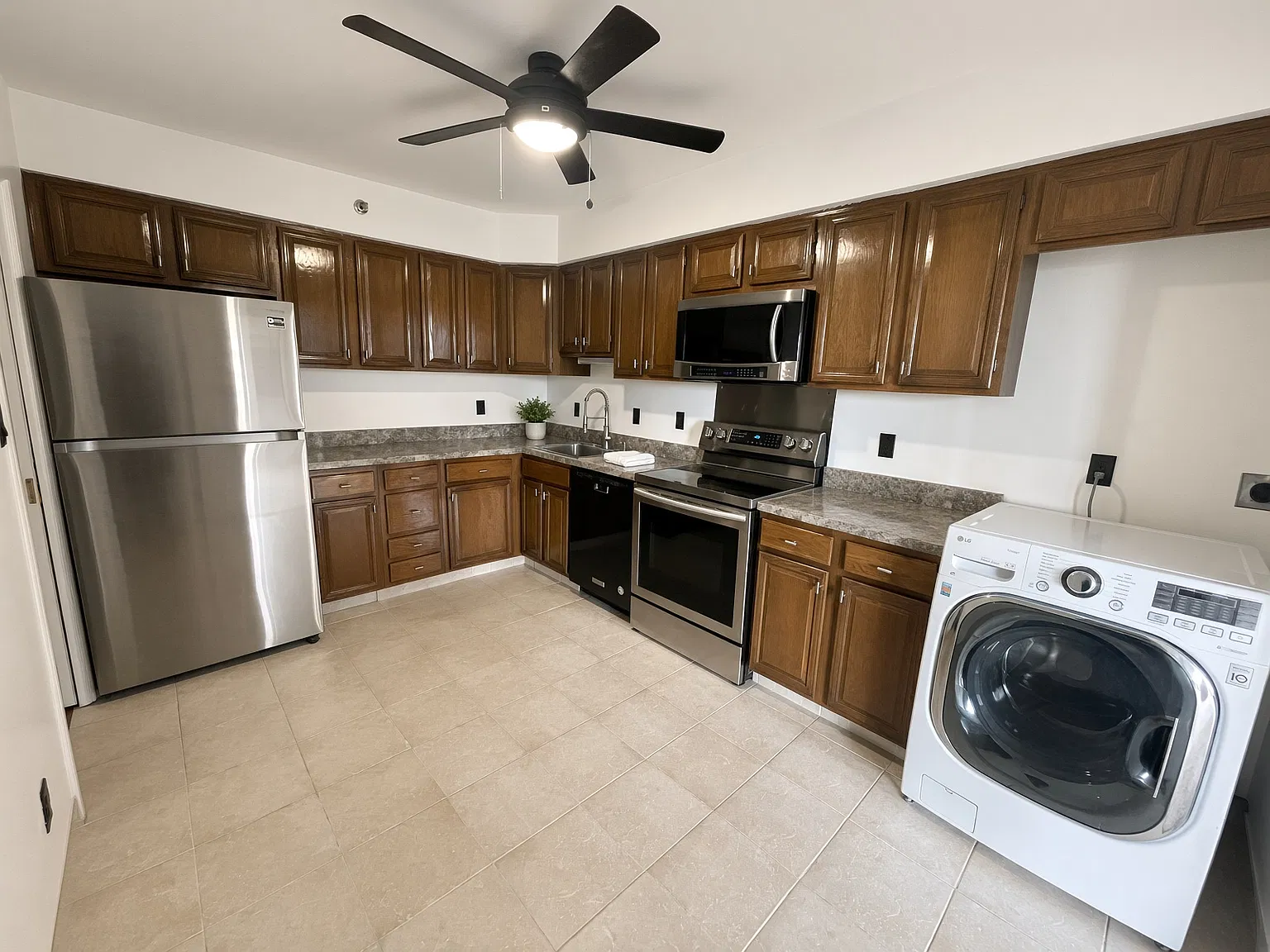 2 bed, 1.5 bath, 1194 sqft, $1,999 — Photo 3