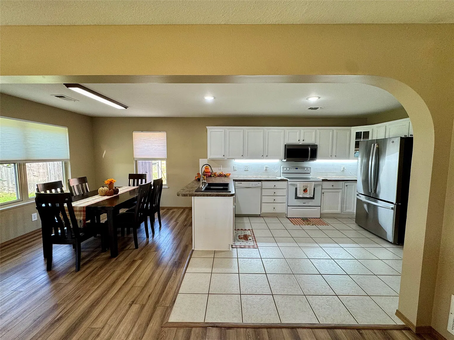 3 bed, 2.0 bath, 1388 sqft, $1,800 — Photo 2