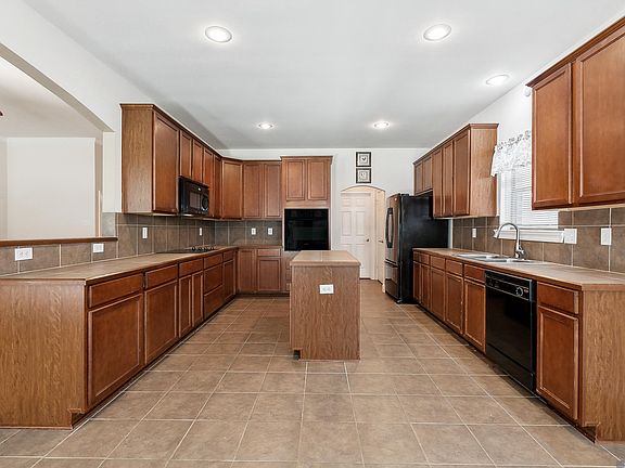 5th image of 22461 Balmoral Dr