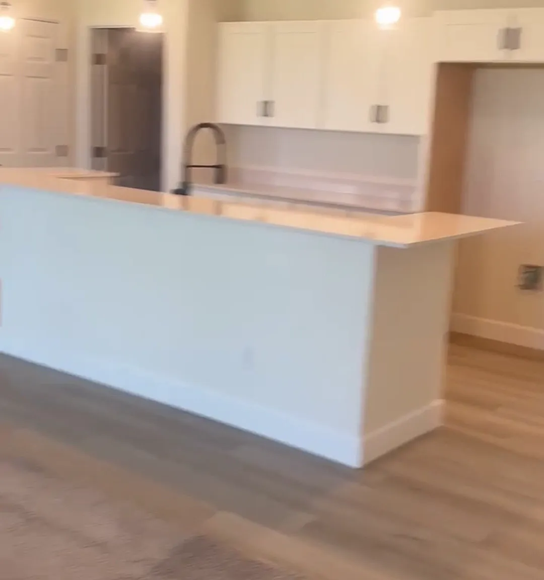 2 bed, 2100 sqft, $2,200 — Photo 3
