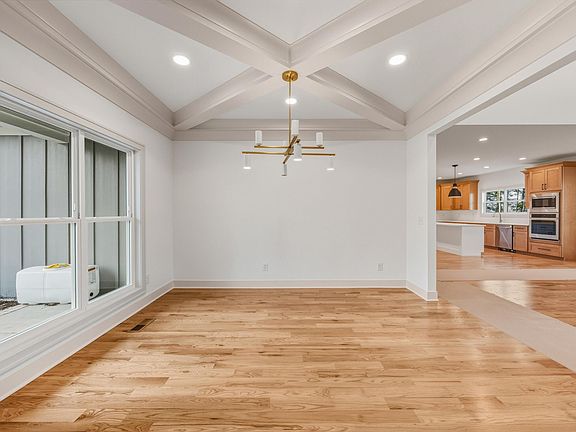 5th image of 581 Benson Dr