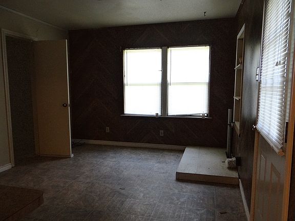 4th image of 2039 Earl St