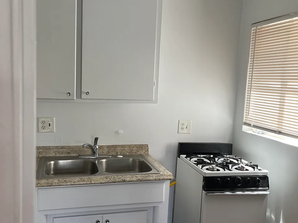 Just - Renovated Spruce Park 1 Bedroom APT. - Just 3 Blocks to UNM