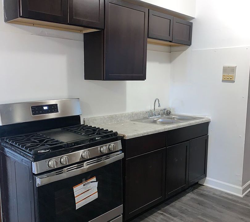 1st image of 2900-04 Laramie Avenue W George St #1