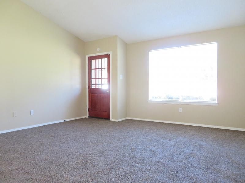 2nd image of 4696 Laughlin Rd
