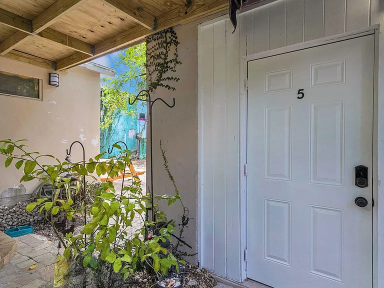 Door 5 Private Enteran