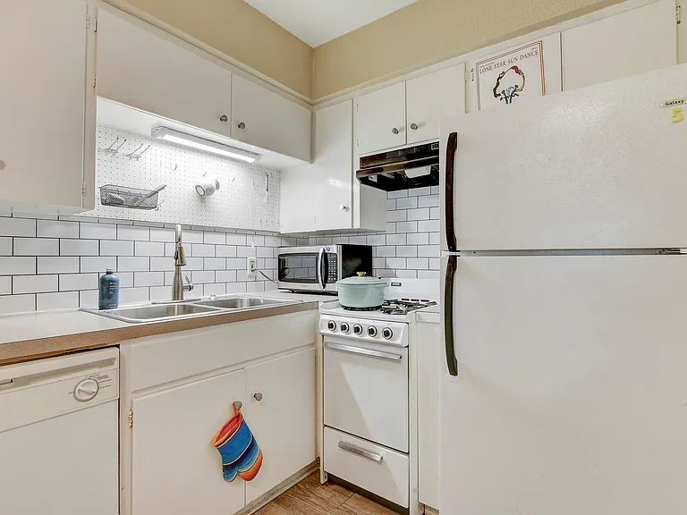 803 W 28th St #103 — Photo 4