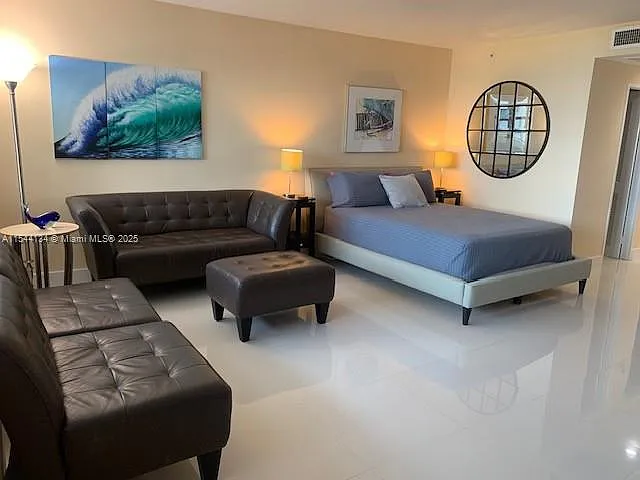 The Decoplage Condo — Photo 3