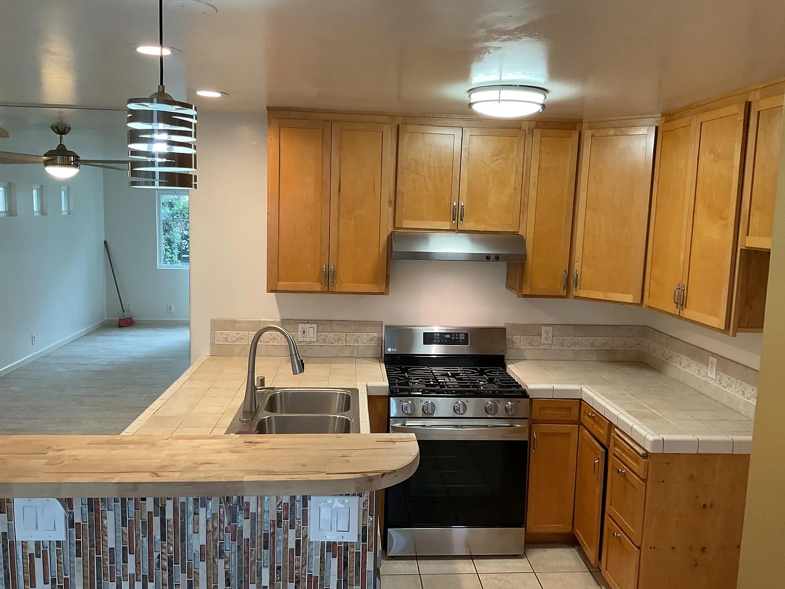 3 bed, 1.5 bath, 1050 sqft, $4,275 — Photo 3