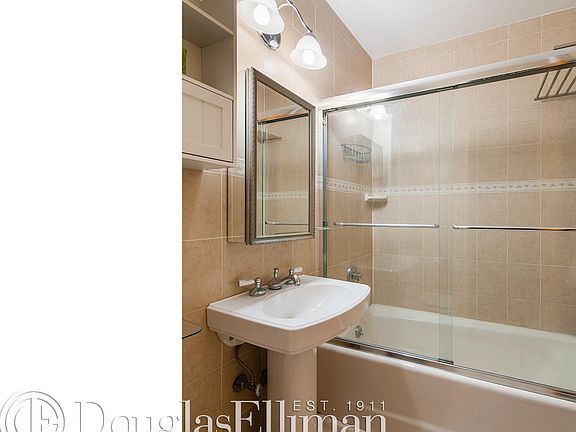 5th image of 288 W 92nd St APT 6A