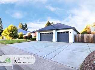 2724 Western Oak Dr, Redding, CA 96002