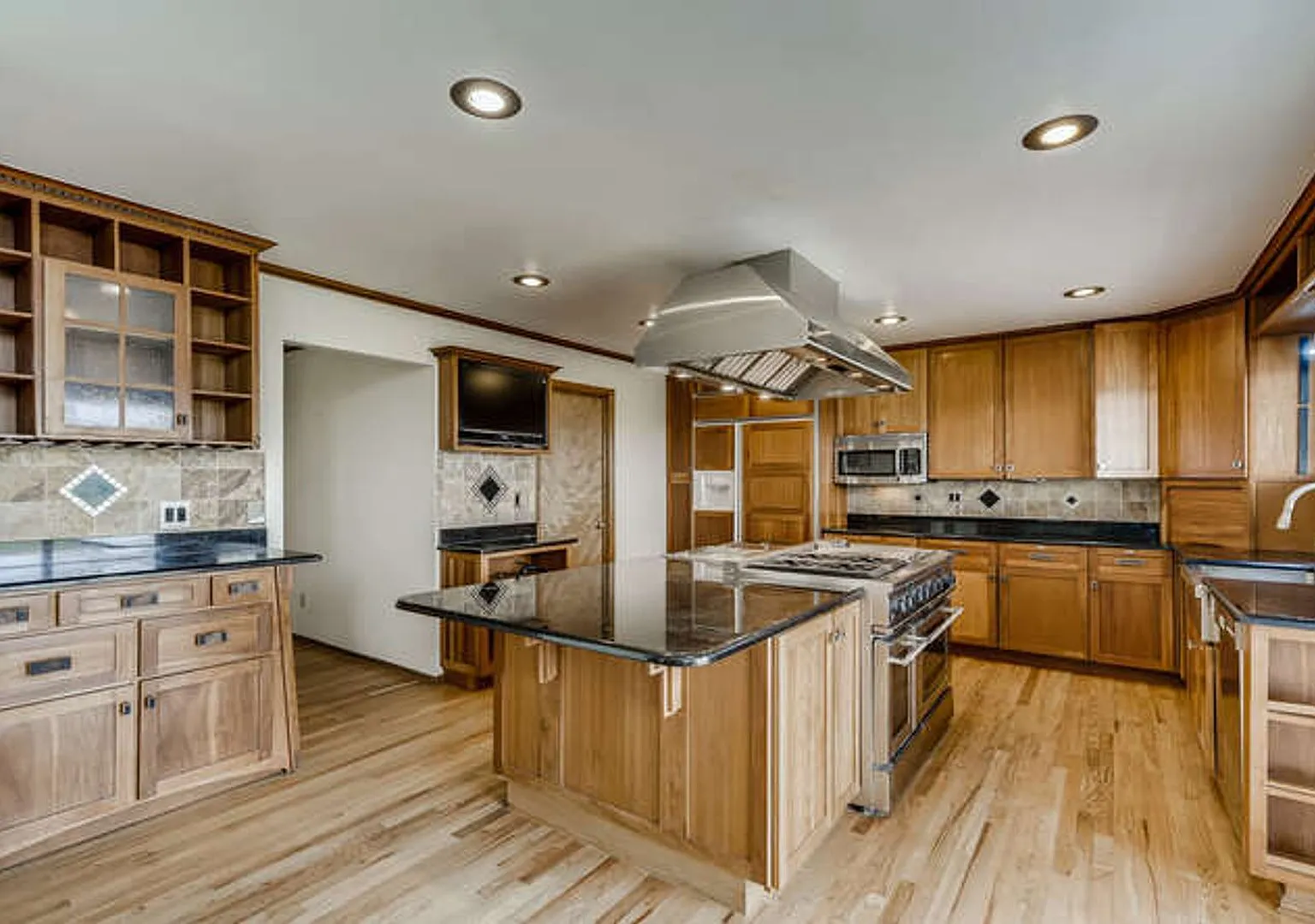 Great Highlands Ranch Home with Views! Access to HR Rec Centers included in rent! 1/2 off 1st mon... — Photo 2
