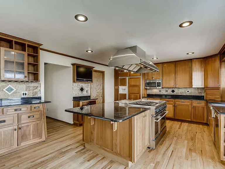 9151 Kenwood Ct — Photo 2