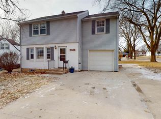 706 Hyland Dr, Storm Lake, IA 50588