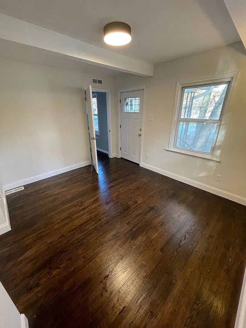 Charming 2bd/2ba Bungalow in Madison Heights — Photo 2