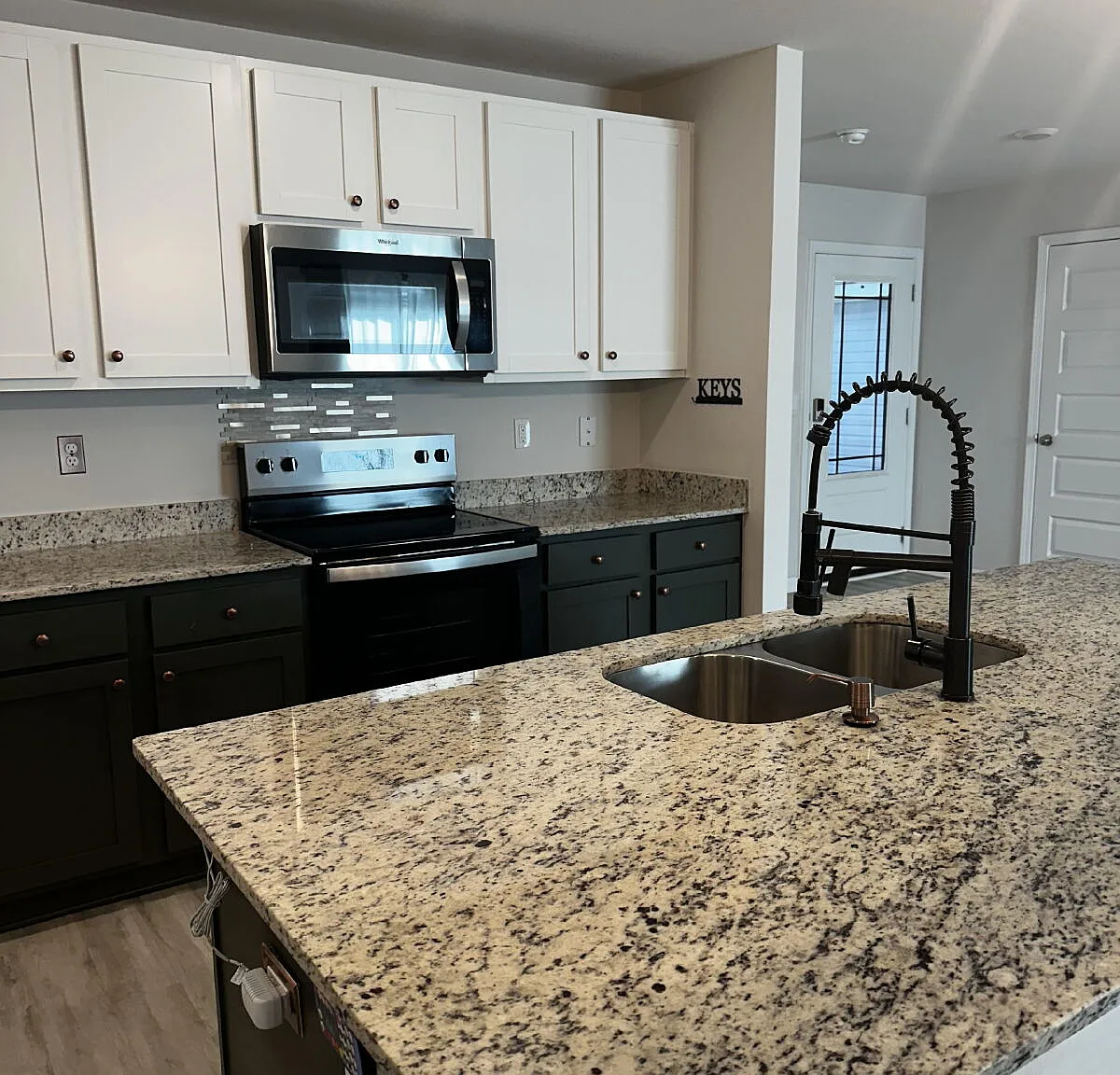 4 bed, 2.5 bath, 1975 sqft, $2,300 — Photo 2