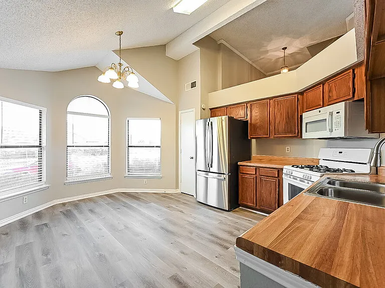 1411 Sandalwood Dr — Photo 8