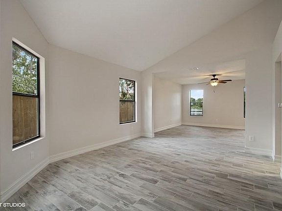 4th image of 124 Lakeside Cir