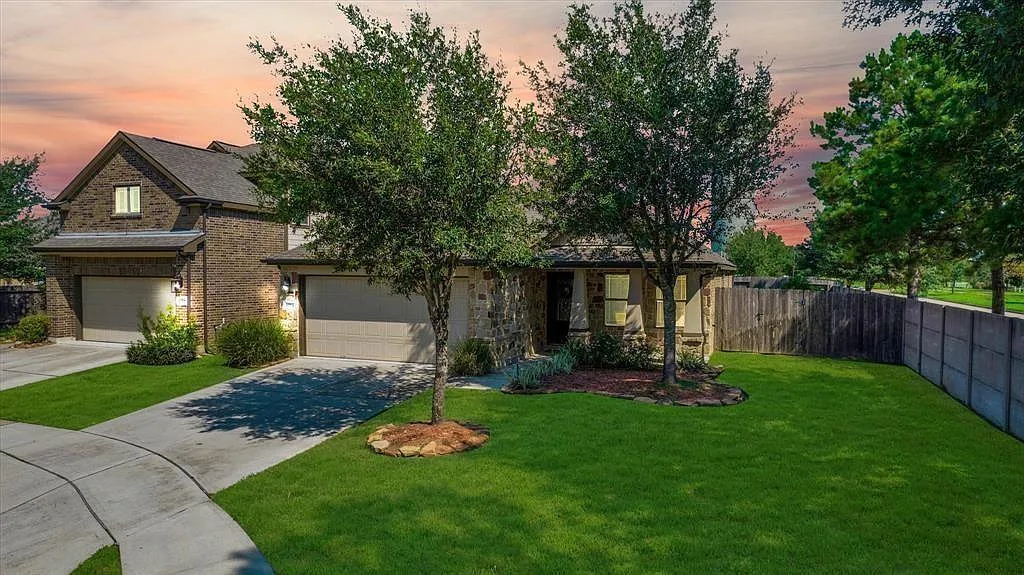 3 bed, 2.0 bath, 1600 sqft, $2,400 — Photo 2