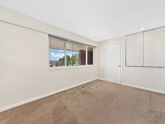 4th image of 2 Essex Ln #B