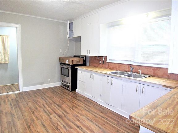 5th image of 415 Crawford St