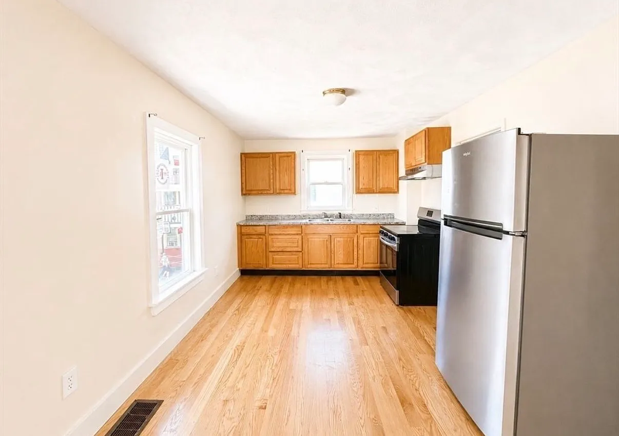 4 bed, 1200 sqft, $3,300 — Photo 1
