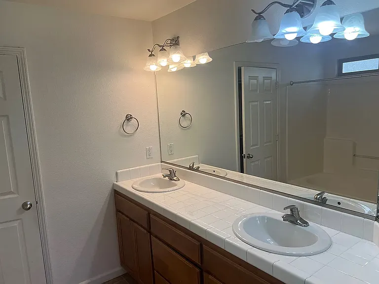 881 Hill Ave — Photo 10