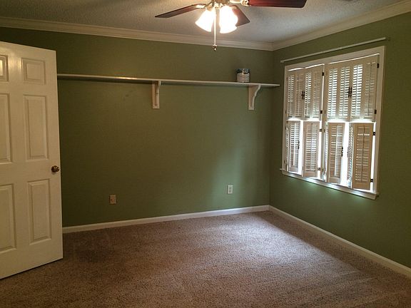 2nd Master w/ Full bath. Walk-in closet