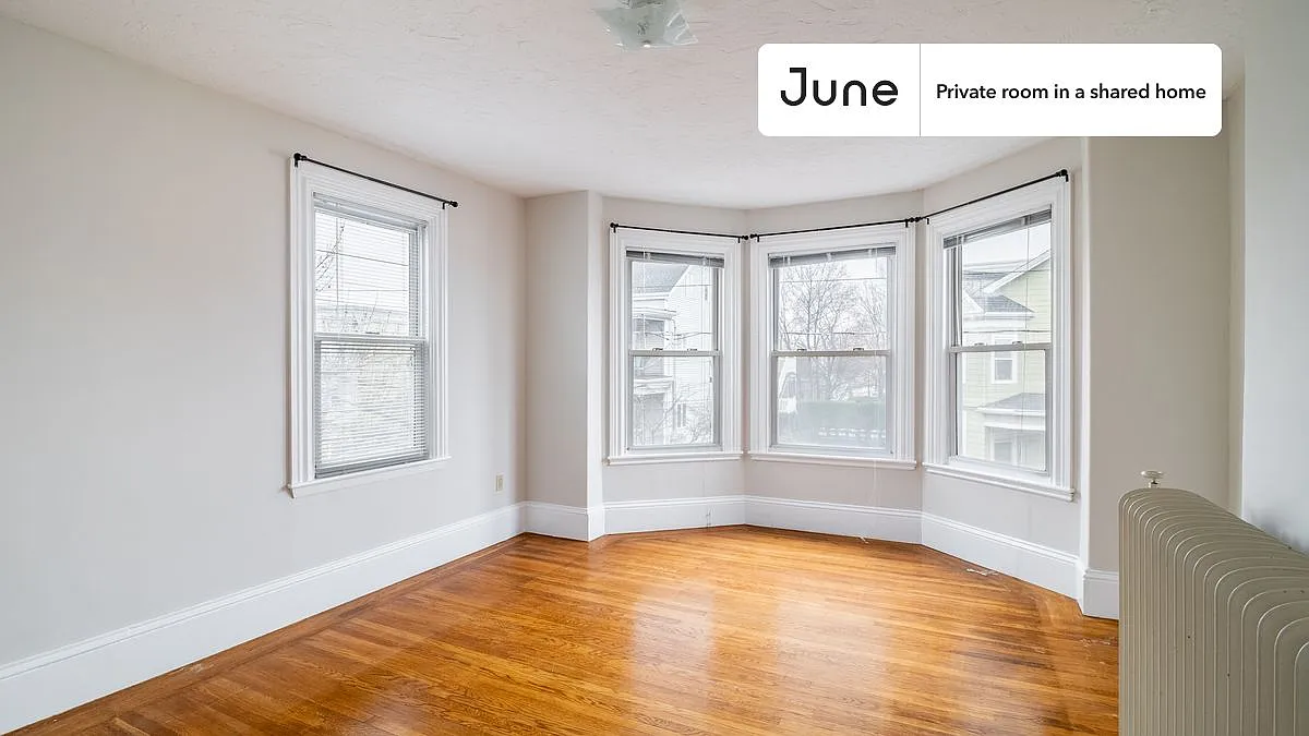 Queen bedroom in 3 bed/1 bath home in Somerville #1668 A — Photo 2
