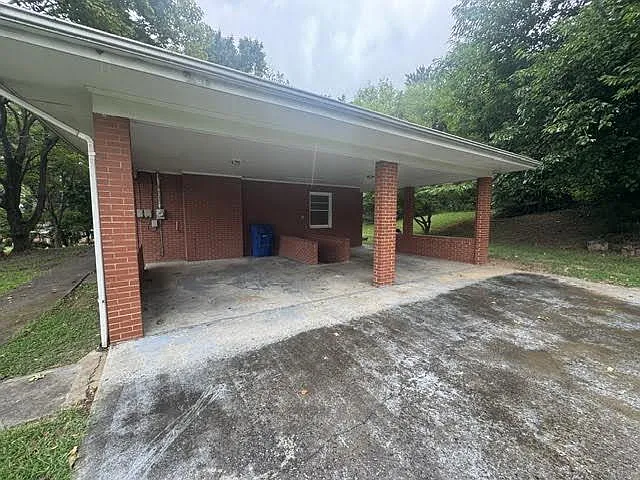 3 bed, 1.0 bath, 1700 sqft, $1,800 — Photo 2