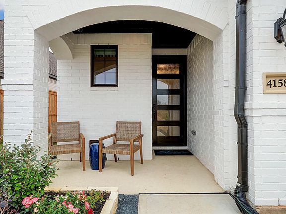 Plan 3059 porch - staged