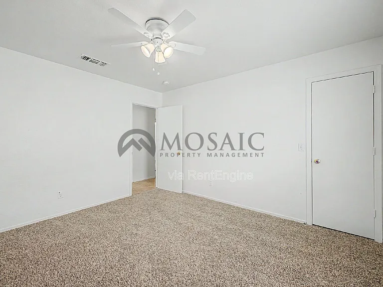 1004 E Cowboy Cove Trl — Photo 16