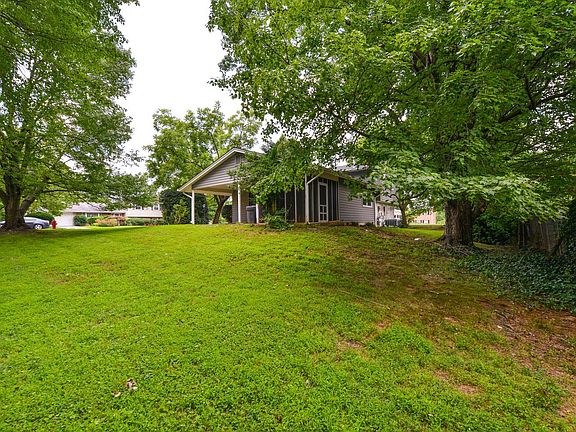 2nd image of 901 Lynnhill Ct NE