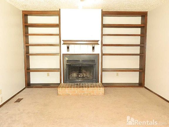 3rd image of 302 Vicksburg Cir APT A