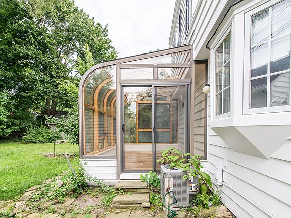 3rd image of 403 Wesley St