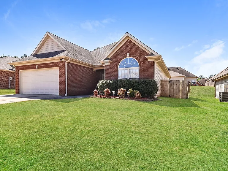 2045 Highview Way — Photo 3
