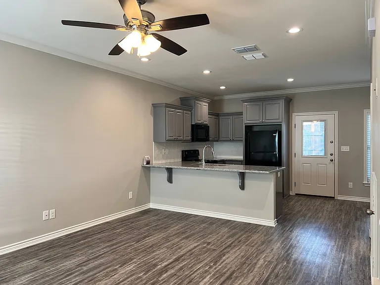 1655 S Kennedy Ave — Photo 3