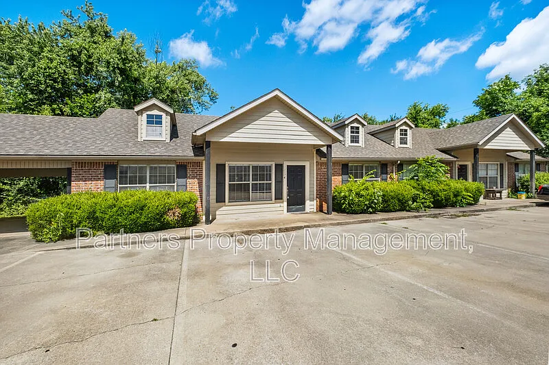 4 bed, 2.0 bath, 1124 sqft, $1,695 — Photo 1