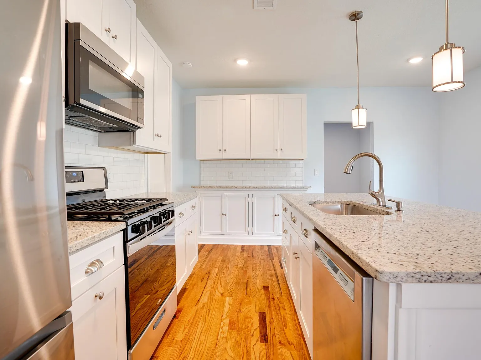 3 bed, 1120 sqft, $2,300 — Photo 4