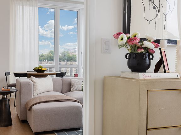 3rd image of 405 W 206th St #401