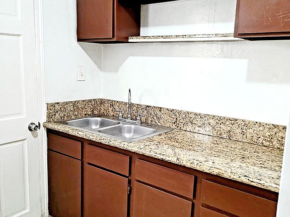 4th image of 3290 San Marino St