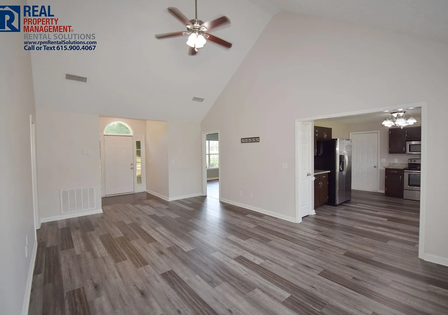 Adorable 3bd 2ba home on a large corner lot with fenced in yard! — Photo 3