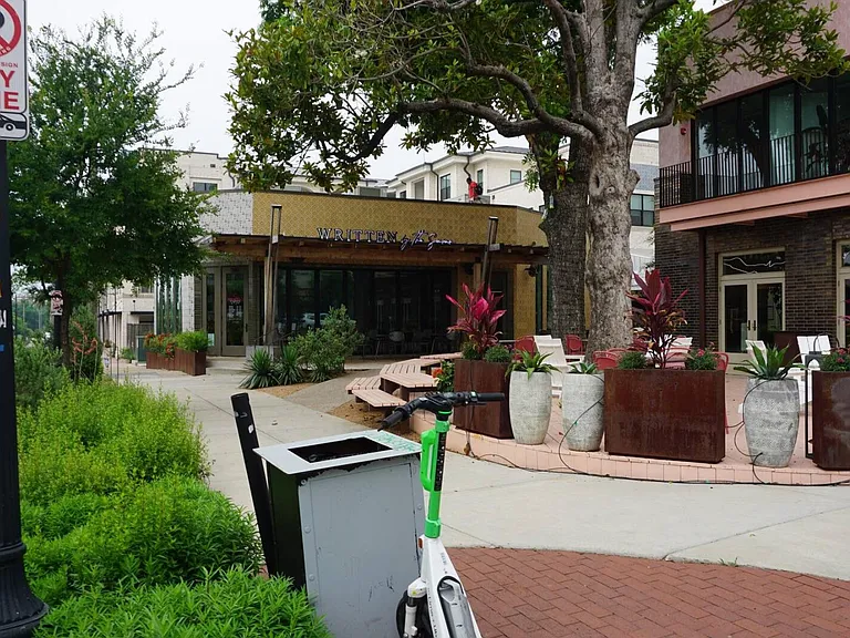 W 7th St — Photo 8