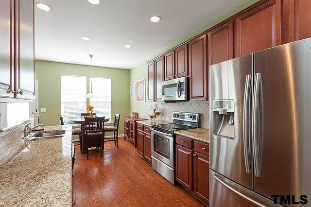 Kitchen and breakfast area