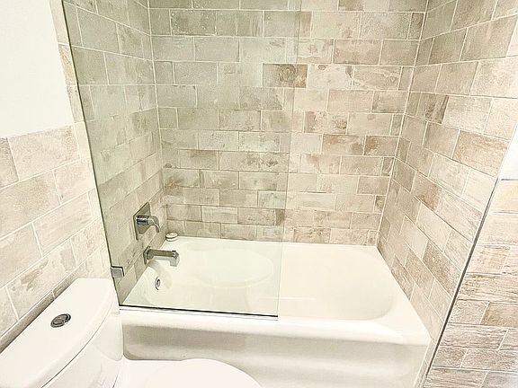 5th image of 321 E 43rd St #3013
